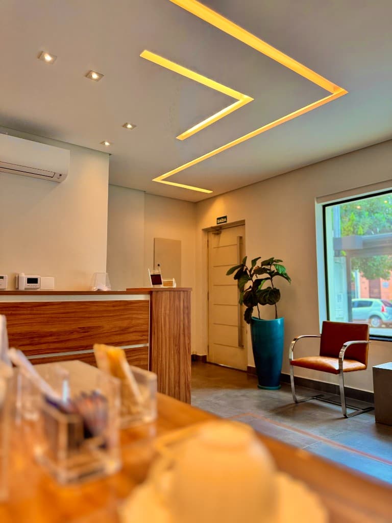 Recepção e sala de espera da Base Odontologia: ambiente moderno, iluminado e acolhedor para o seu atendimento.