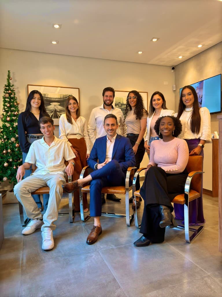Equipe da Base Odontologia reunida no consultório
