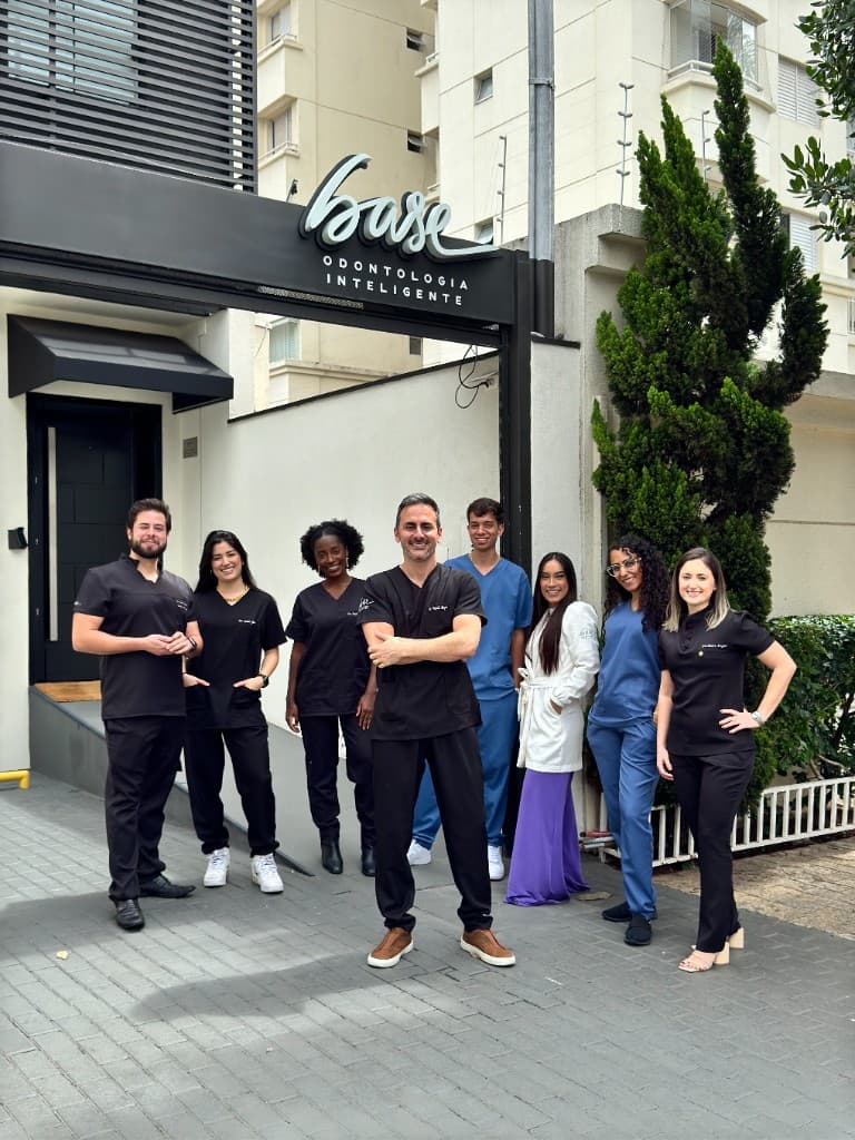 Equipe da Base Odontologia em frente à clínica